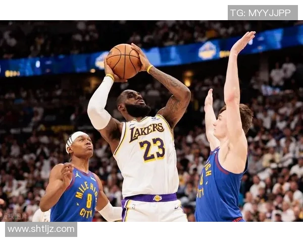 雷霆与76人激战正酣球星对决引爆全场激情时刻